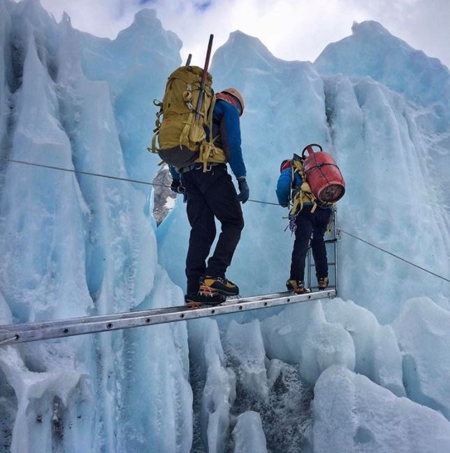 Mountain climbers are conquering the glacier of Everest, risking a collapse at any moment.