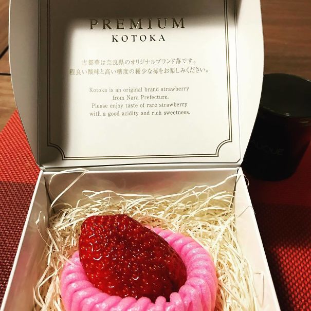 chocolate - Premium Kotoka Kotoka is an original brand strawberry from Nara Prefecture. Please enjoy taste of rare strawberry with a good acidity and rich sweetness.