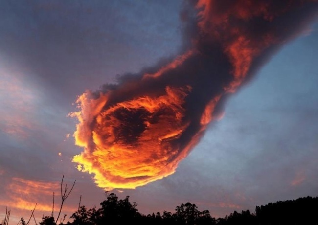 A cloud in Portugal reminiscent of a gigantic fist