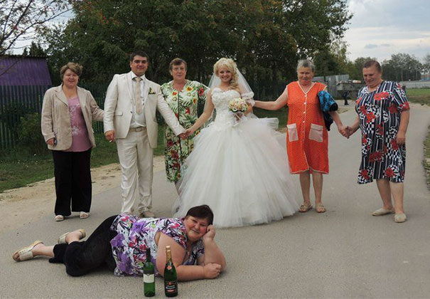 25 Incredibly Awkward Russian Wedding Photos