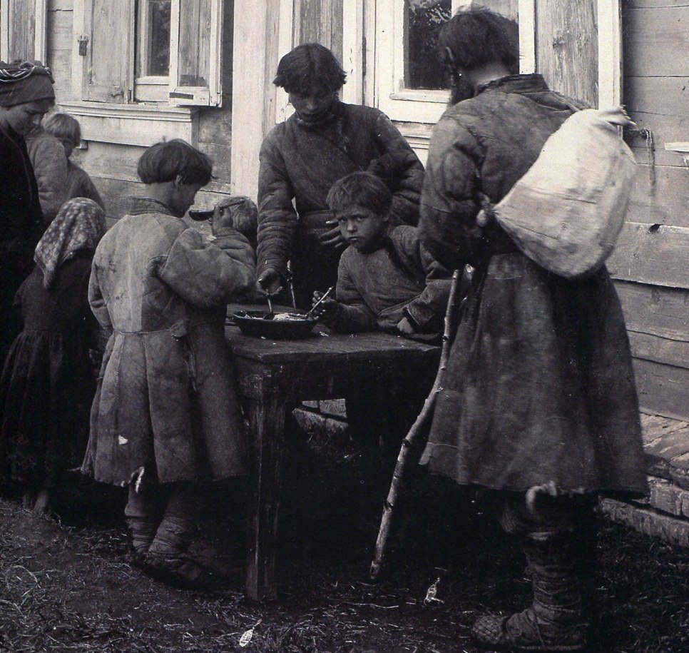 Poor children share a bowl of food in Bolshoi Murashkin, Russia in 1904.