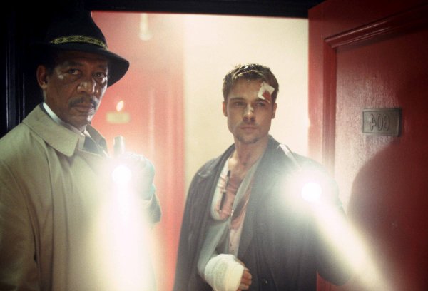 After Brad Pitt broke his arm during a chase scene in “Se7en”, his injury was actually written into the script. Producer Arnold Kopelson said “he wasn’t supposed to break his arm, but that’s what we’ve done”.