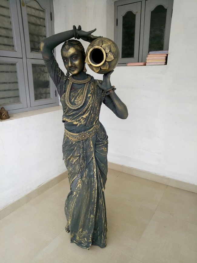This is not a statue. This is the winner of a fancy dress competition at a school in Bangalore.