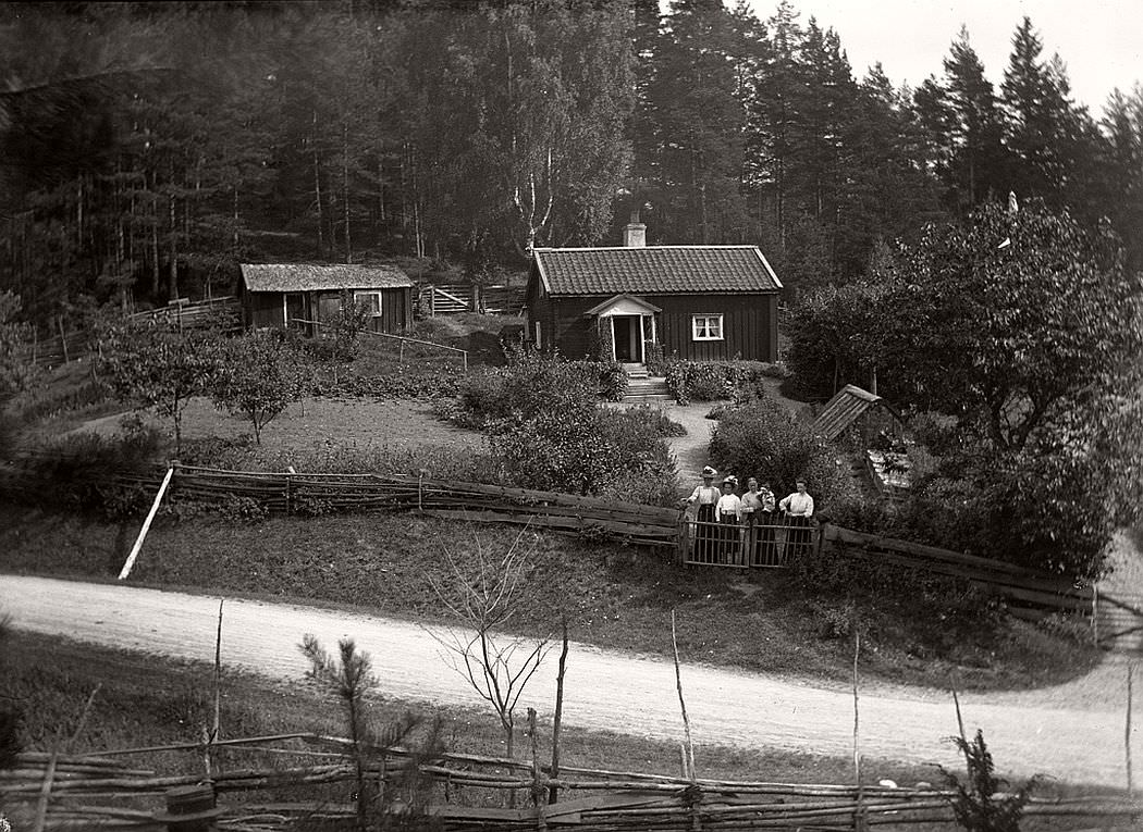Rakelt (or Peraklet) cottage in Vrångsjö manor in Marbäck parish in Sweden in 1913.