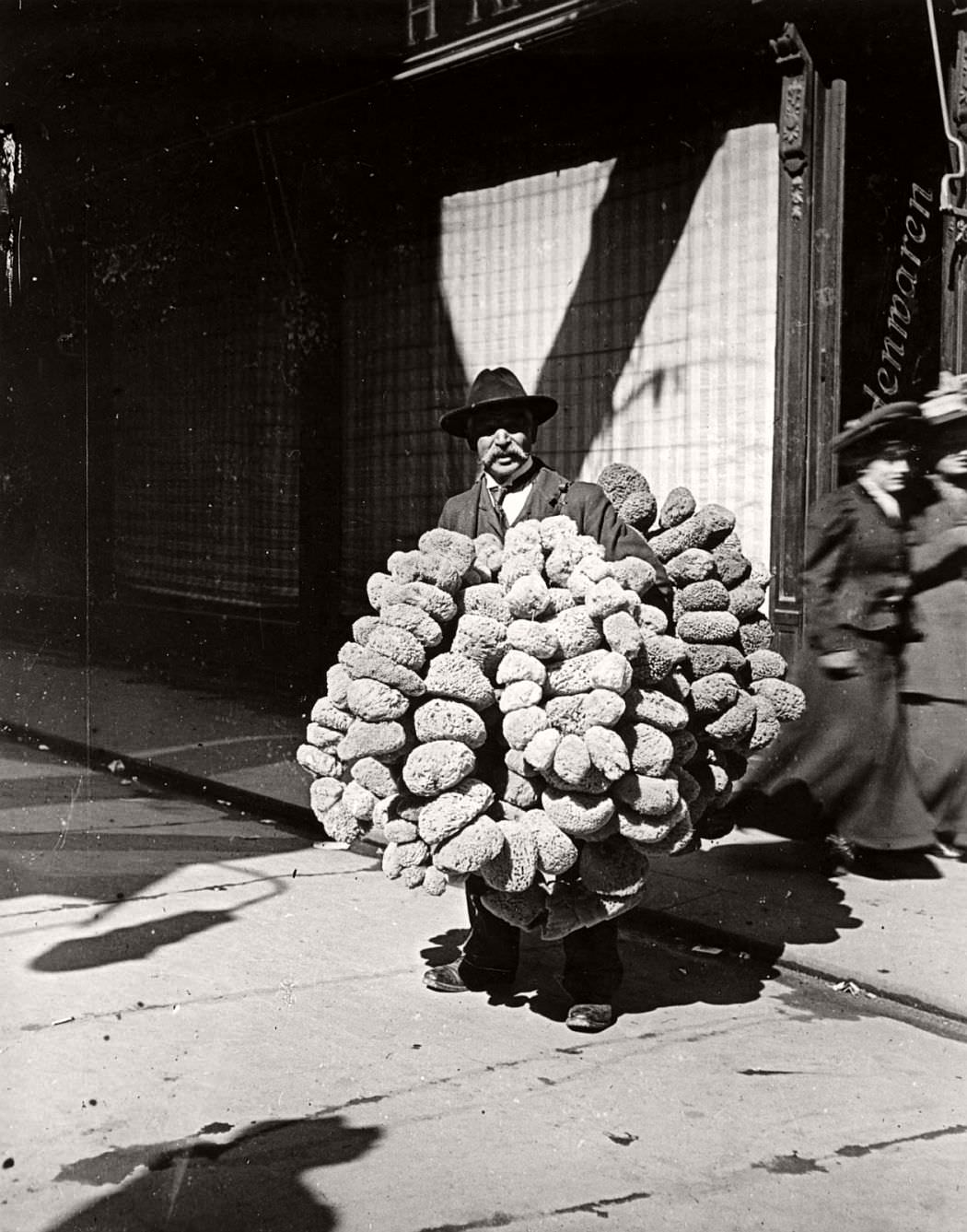 A man selling sponges in Vienna, Austria in 1904.