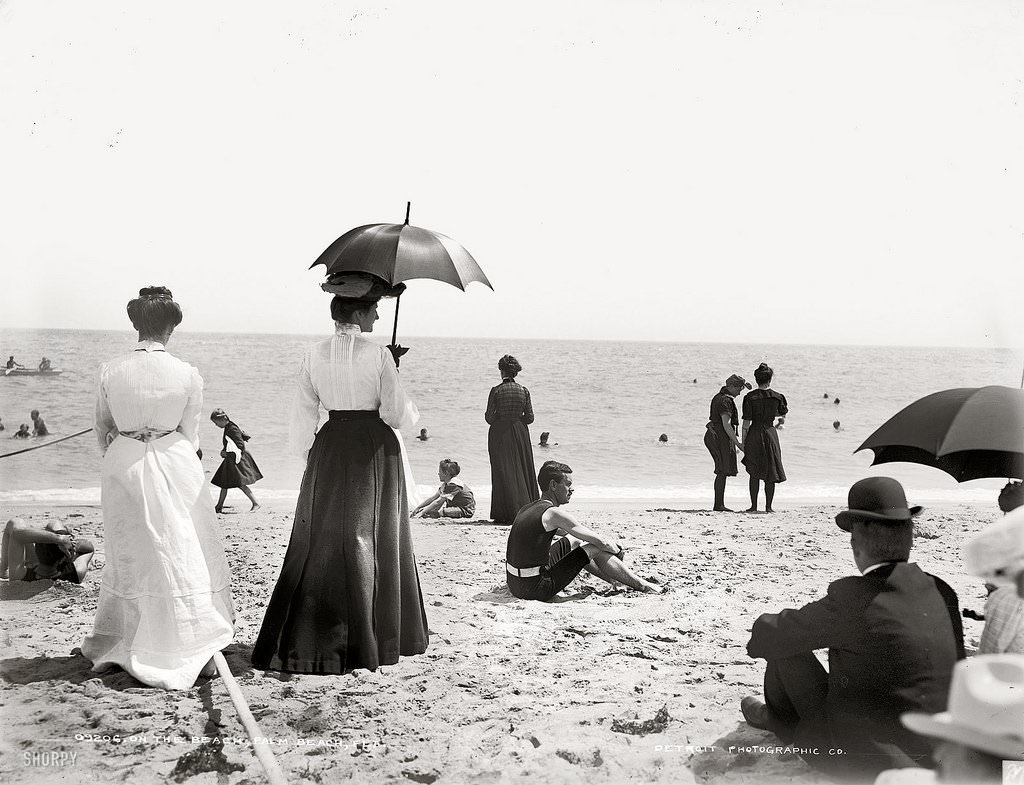 People at the beach in Florida, US in 1905.