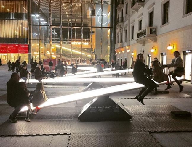 Light seesaws in urban space