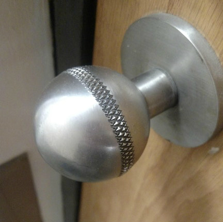 A door knob for those who are wearing gloves