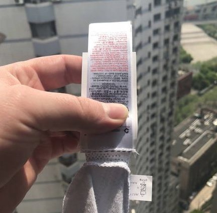 The tags from this clothing brand are attached with a piece of cloth so you can cut them off and they won’t itch your skin.