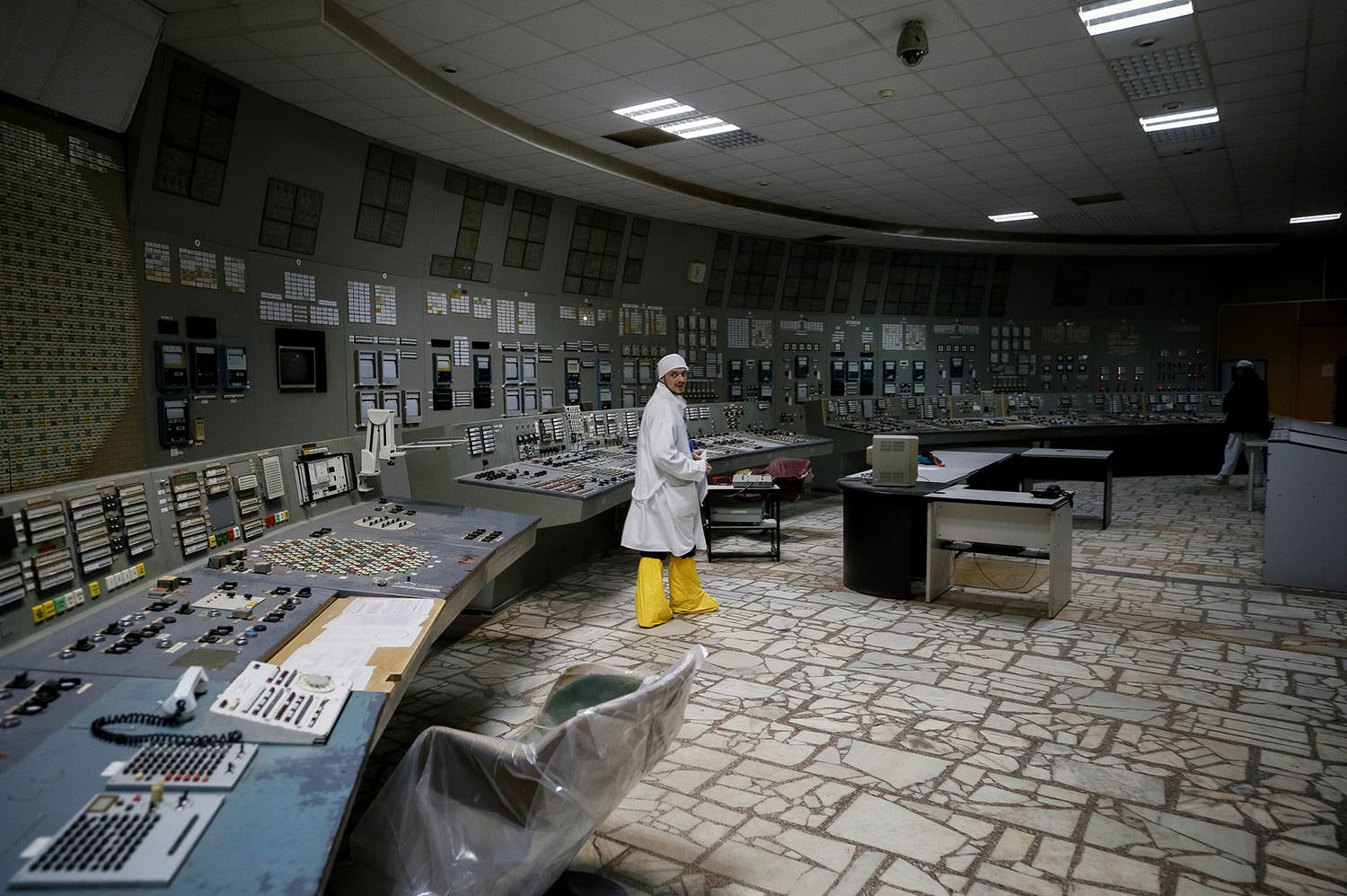 chernobyl 2019 employee in the control room of reactor 3