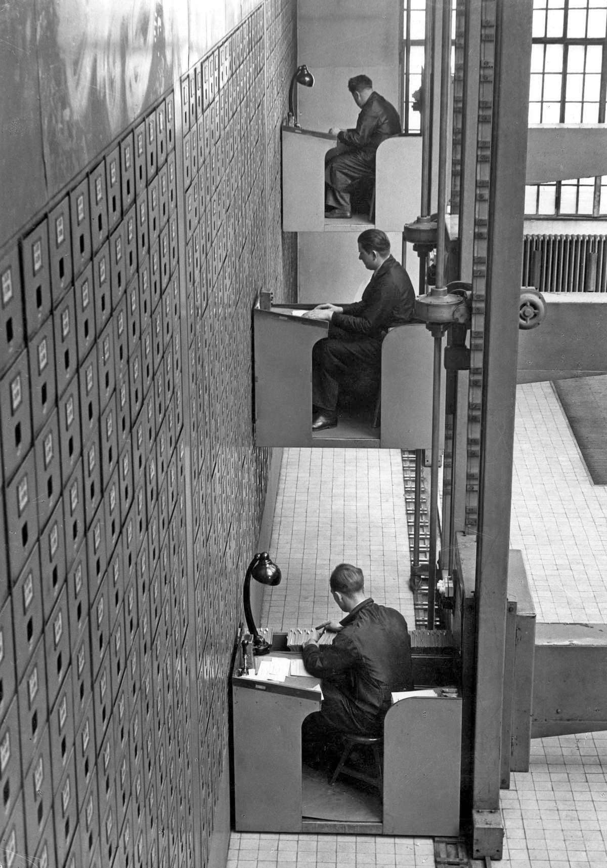 electric elevator desks in prague 1937