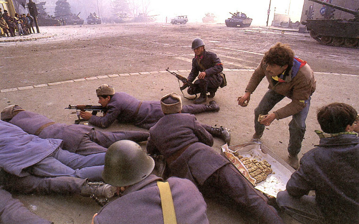 Cakes for the soldiers fighting against the terrorists during the Romanian Revolution, 1989