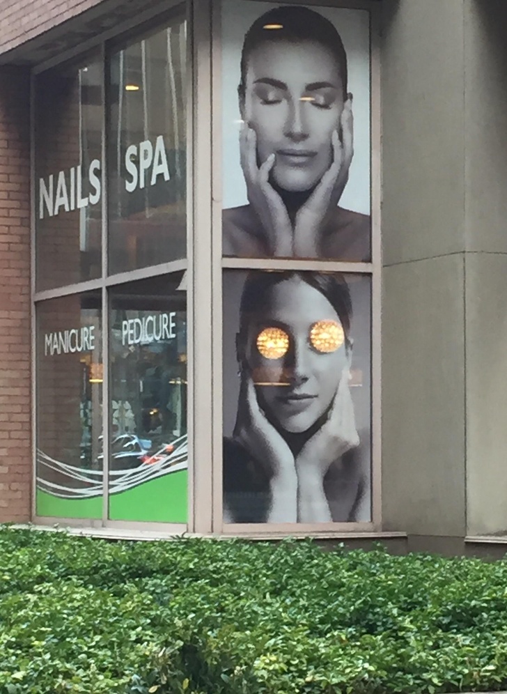 The chandeliers in the beauty salon are on the same level as the model’s eyes.