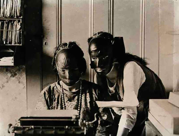 Beauty Masks in England in 1932.