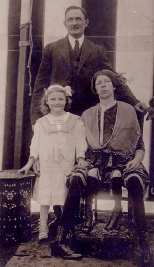 Famous freak show performer Myrtle Corbin, who was born with 2 pelvises and 2 sets of legs, with her husband and daughter in the US in 1898.