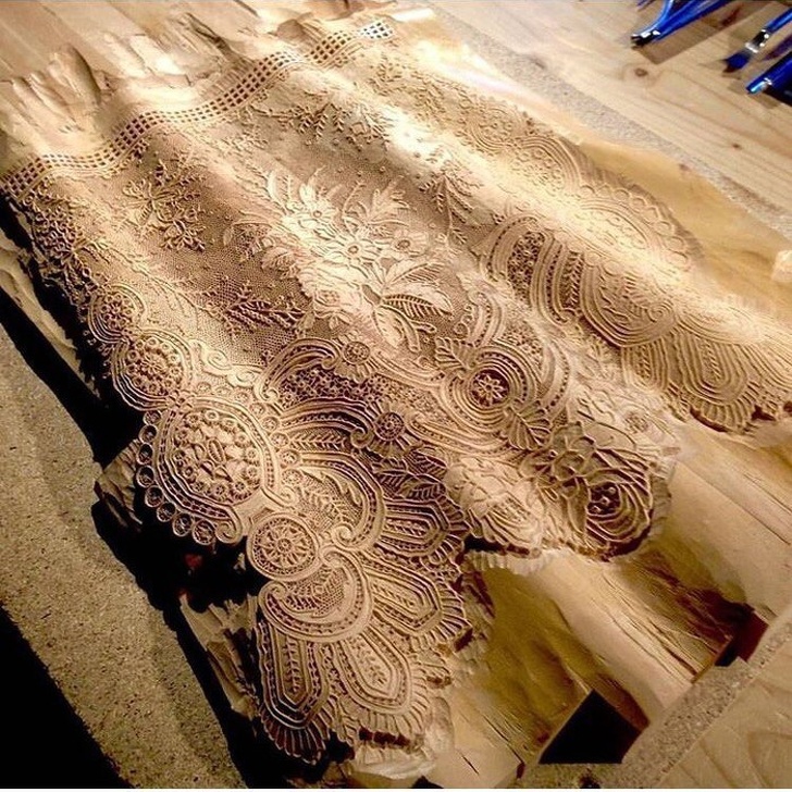 It’s difficult to realize but this lace is made of wood.