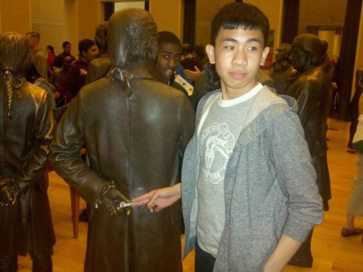 people who know how to pose with sculptures