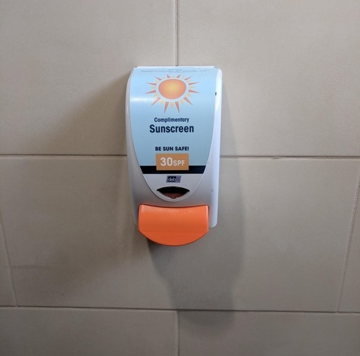 There is a free sunscreen dispenser in the lavatory of this zoo.