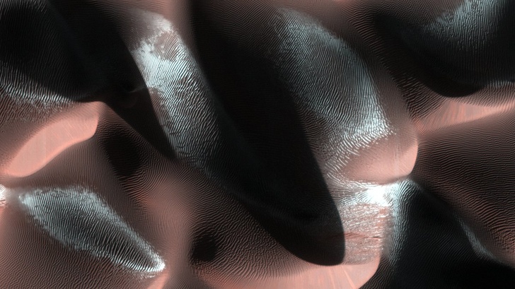 Snow on the dunes of Mars