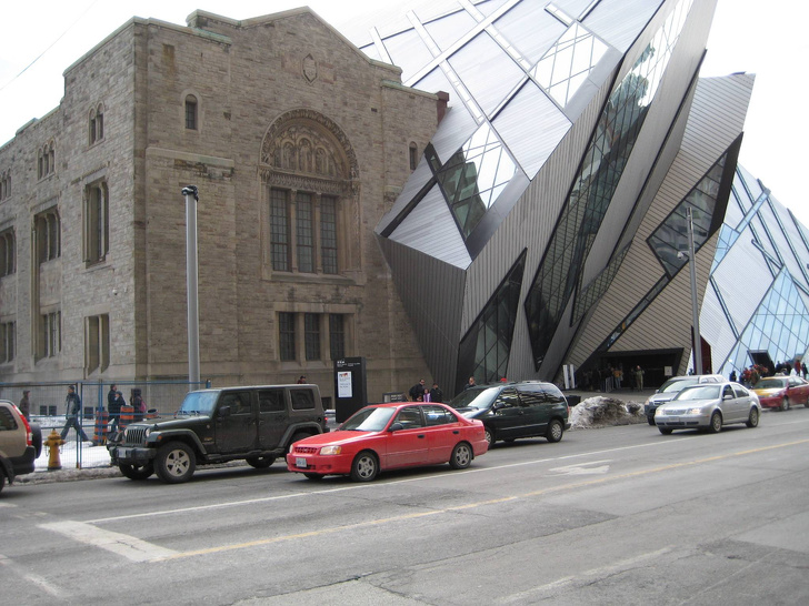 The Royal Ontario Museum, located in the city of Toronto, looks like a game glitch.