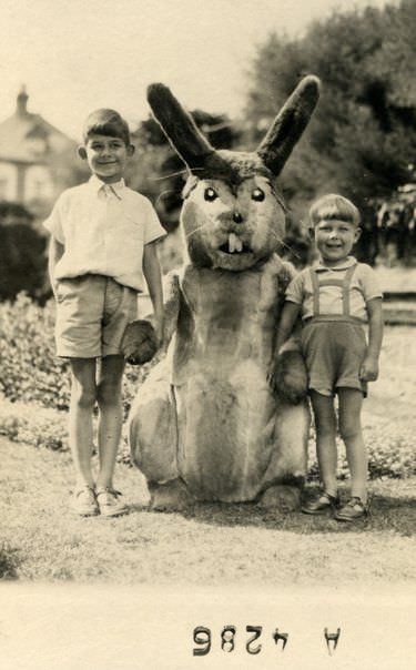 2 Kids with a giant Easter Bunny in the US in 1953.