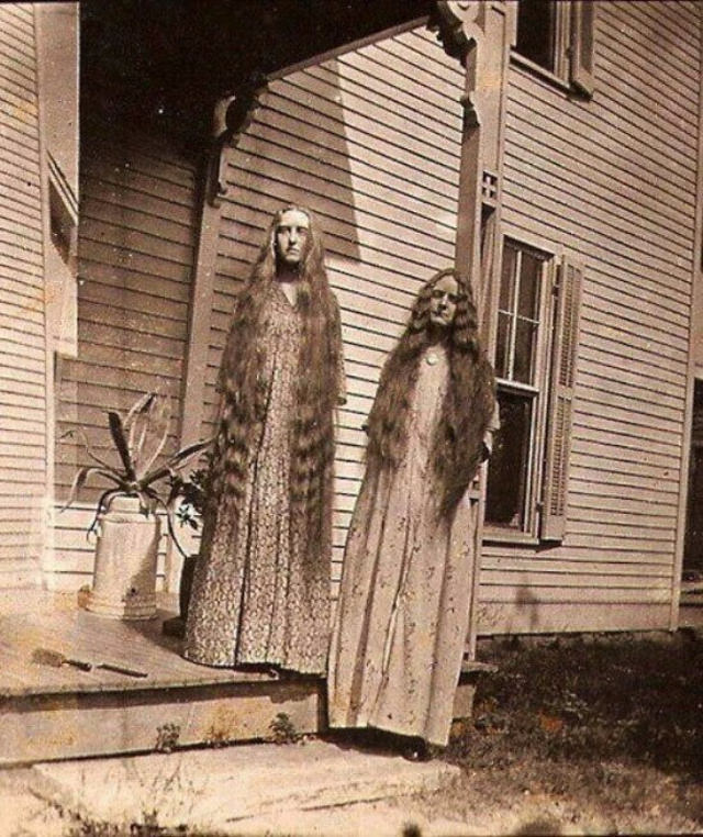 2 Sisters pose for a picture in the US in 1926.