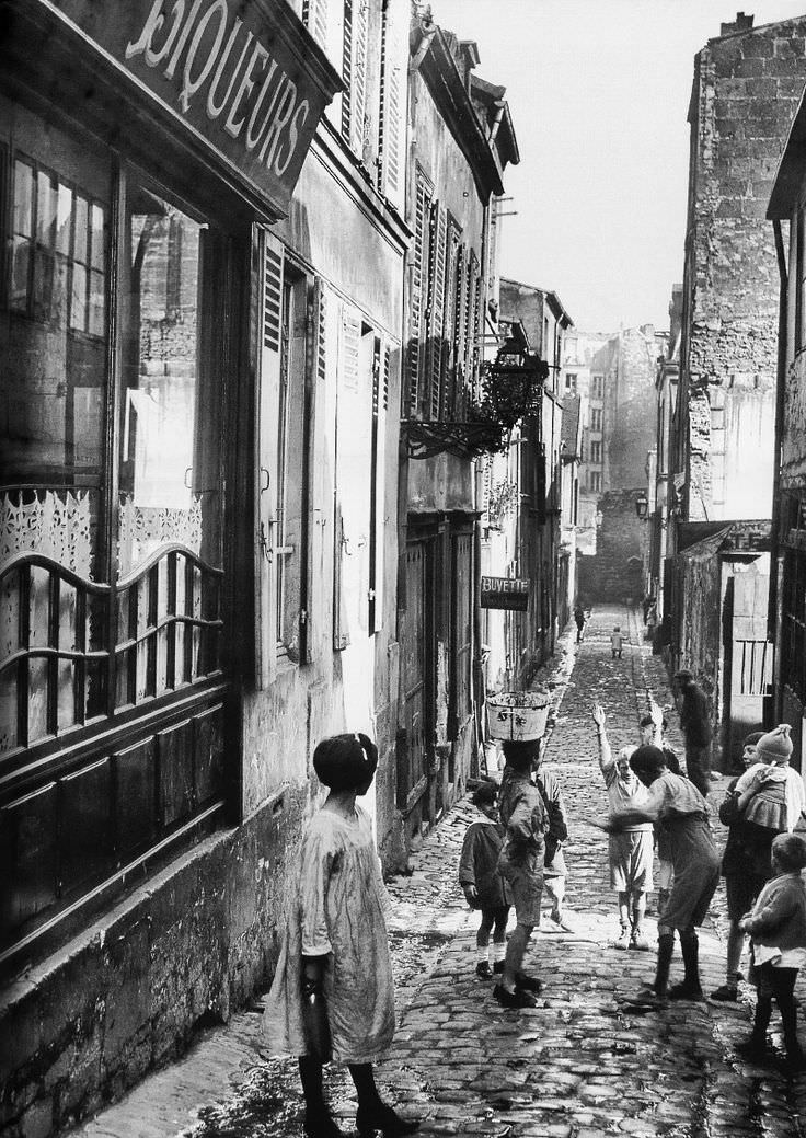 Kids playing in an alley in Paris, France in 1930.