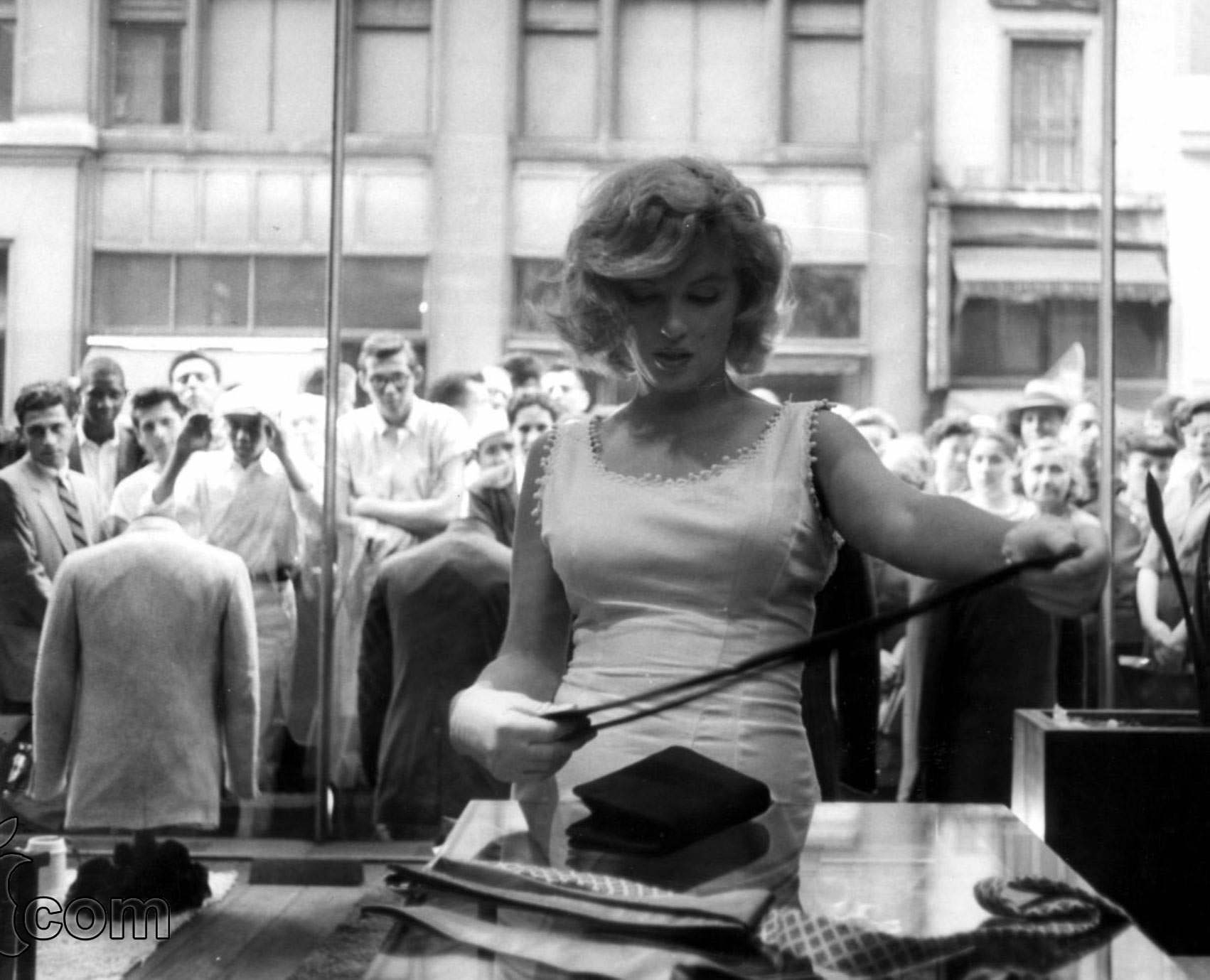 A crown gathers just to watch Marilyn Monroe shop on Fifth Avenue in 1957.