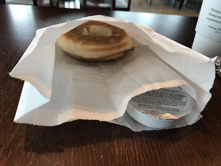 This pastry bag has a cutout for condiments so they don’t get greasy.
