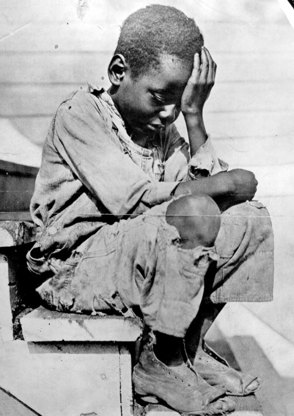 A very poor child cries on the porch of his home in Ohio, US in 1908.