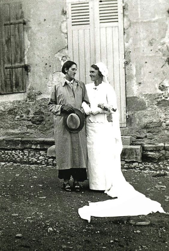 2 Women get married in France in 1901.
