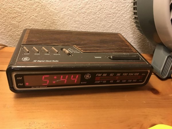 alarm clock 90s - Fm 88 92 96 100 104 109 ane Am Am 55 86 80 Xo Aro Aso Pm