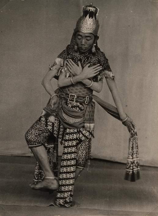 2 Performers become the 4 armed God Batara Guru or Shiva in Indonesia in 1937.