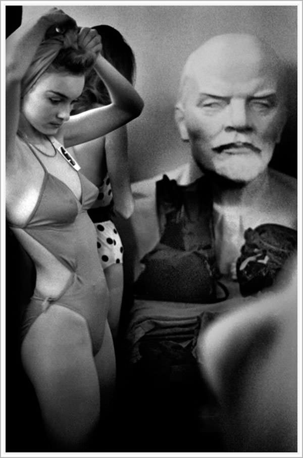 Contestants getting ready for the Miss Soviet Union pageant near a statue of Vladimir Lenin in Moscow, USSR in 1988. This is the first beauty pageant of any kind in the Soviet Union since they were banned in 1959. The USSR had a history of rather conservative views, outlawing anything they deemed too much for long stretches before they collapsed. This including provocative attire or even certain Western clothing, homosexuality, dance and strip clubs, pornography, and plenty more. In the 1980s the USSR removed some of those restrictions, such as beauty pageants. After the collapse and transition to democracy, much more would be allowed throughout Russia and the many countries created afterwards.