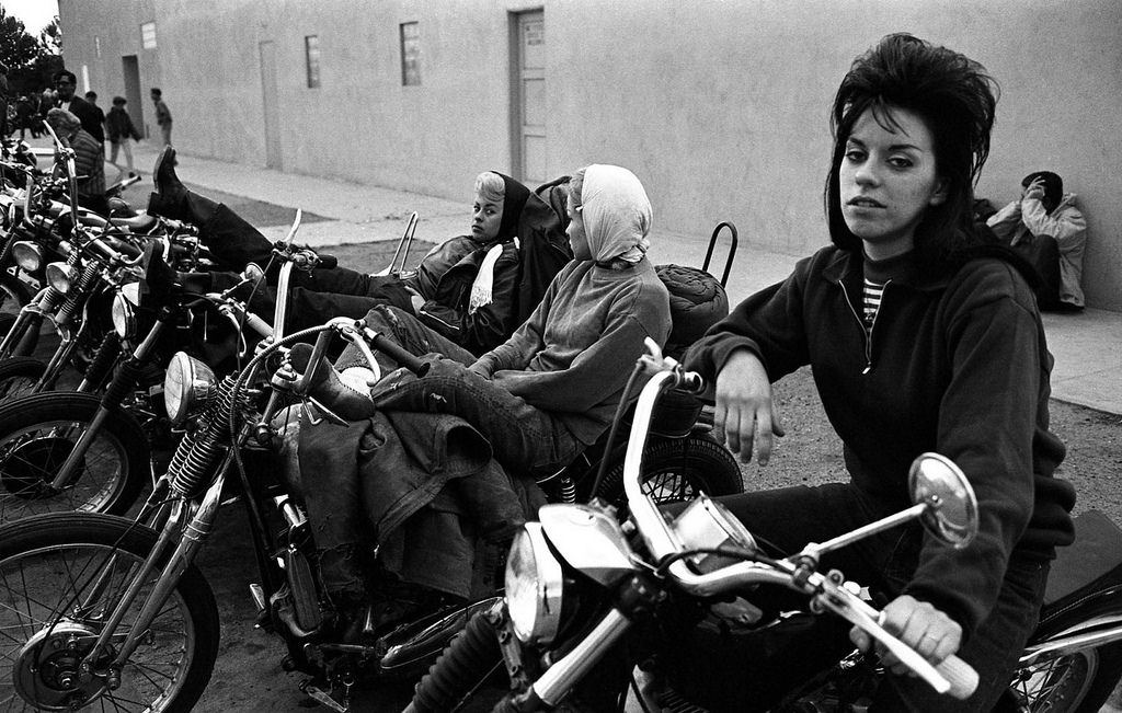 Female bikers hanging out at a rest stop on the road in California, US in 1965. Motorcycle groups or gangs have existed nearly as long as the motorcycle itself. What may surprise you is many women rode motorcycles for shows doing stunt work as well as in groups or gangs in large numbers since the 1920s. Many also participated in large rides, and even female celebrities would ride and collect motorcycles. Such actresses from the 1920s-1960s include big names such as Ann Margret, Brigitte Bardot, Easter Walters, Honor Blackman, and Jane Asher.