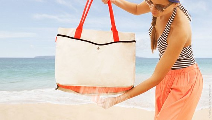 No sand beach bag. This thing shakes sand right off it. Buy one <a href=https://amzn.to/2xV3n5s "no follow" target="_blank">here</a>
