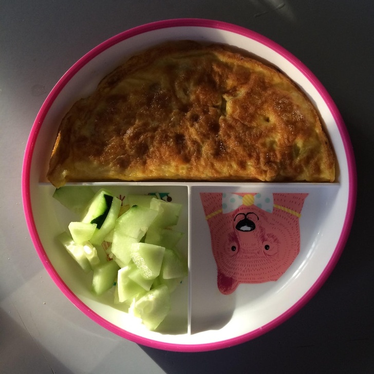 “Made an omelet for my daughter this morning, and this happened. Apparently, our small frying pan knows how big our plates are.”