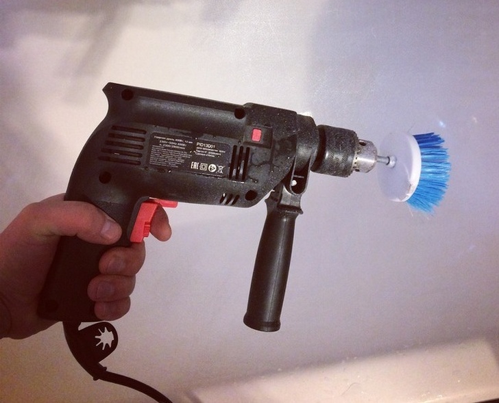 A drill is the best weapon against dirty bathtubs.
