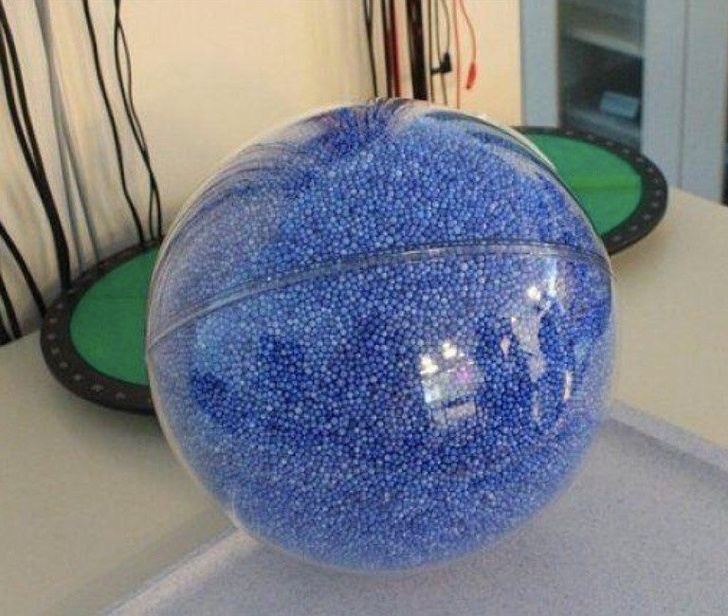many earths can fit in the sun