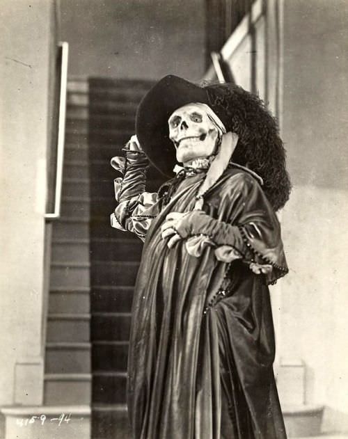 A promotional picture from the film Phantom of the Opera in 1925.