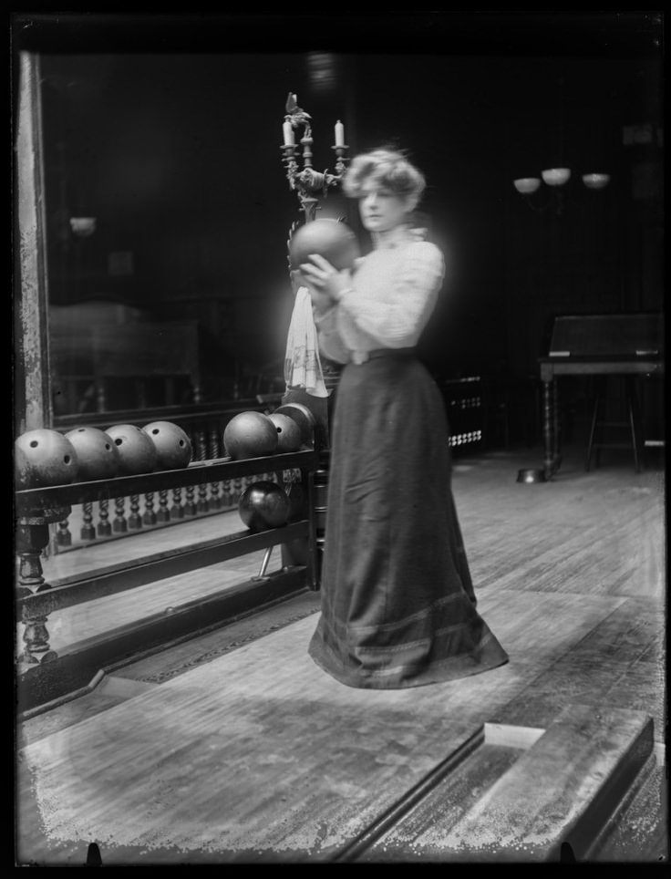 A woman preparing to bowl in Chicago, US in 1900.