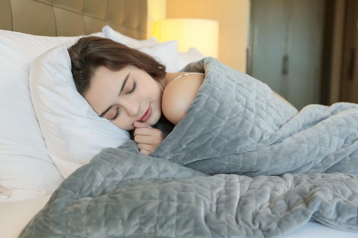 Sleeping under a weighted blanket can help reduce insomnia and anxiety