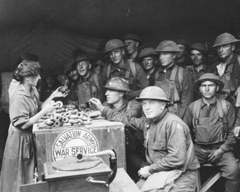Salvation Army ‘Doughnut Girls’ distributing treats to GIs during WWI (this is the origin of Donut Day). c.1917