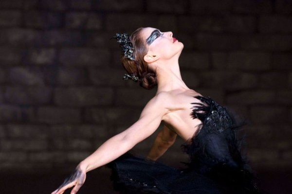 For her role in ‘Black Swan’, Natalie Portman actually trained with the former New York City Ballet dancer Mary Helen Bowers for up to eight hours a day, six days a week, for over a year. In addition to her ballet classes, Bowers had Portman exercise through cross-training, swimming, and endurance training.