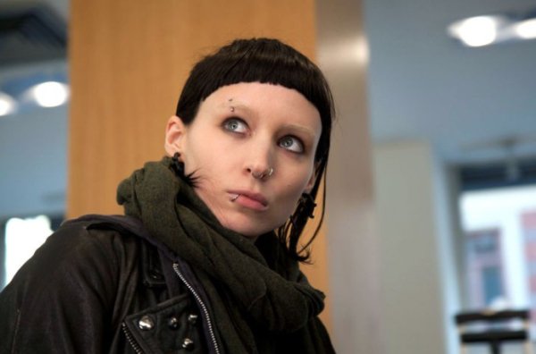 Rooney Mara was determined to live up to fans’ expectations of Lisbeth Salander in ‘The Girl With the Dragon Tattoo’. So, she pierced her face and nipples (12 piercings total), bleached her eyebrows, chopped off her hair, and lost substantial weight. She also learned martial arts, how to ride a motorcycle, and truly perfected her Swedish accent.
