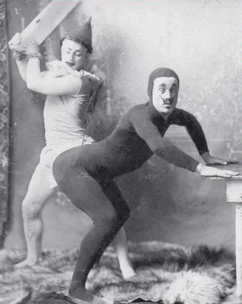 2 Actors do a promotional picture for a comedy play in France in 1898.