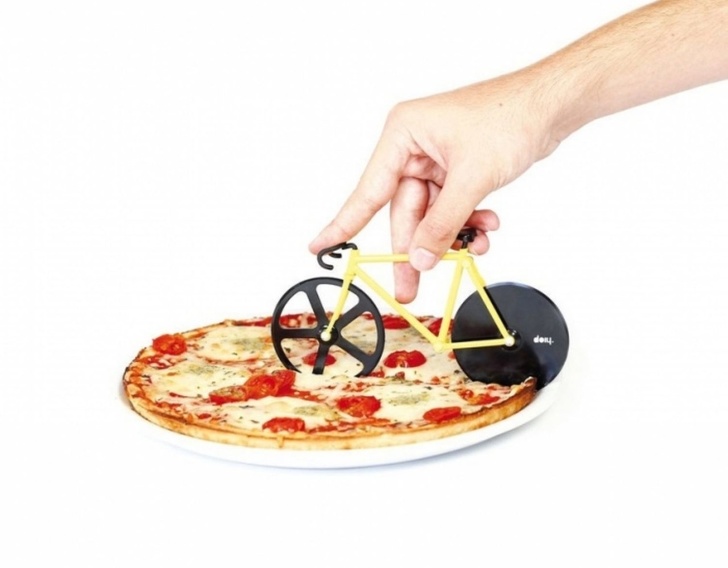 Interesting pizza slicer