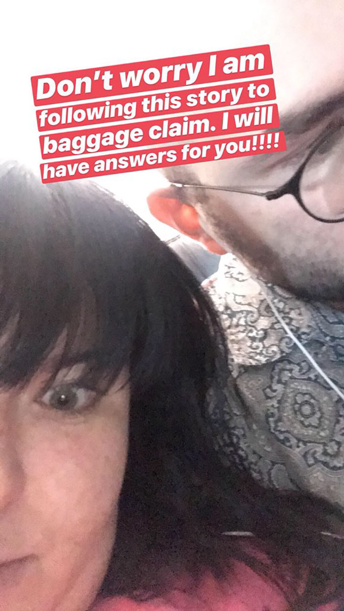 Woman Switches Plane Seats With A Stranger, Live-Tweets New Seat Mates Flirting