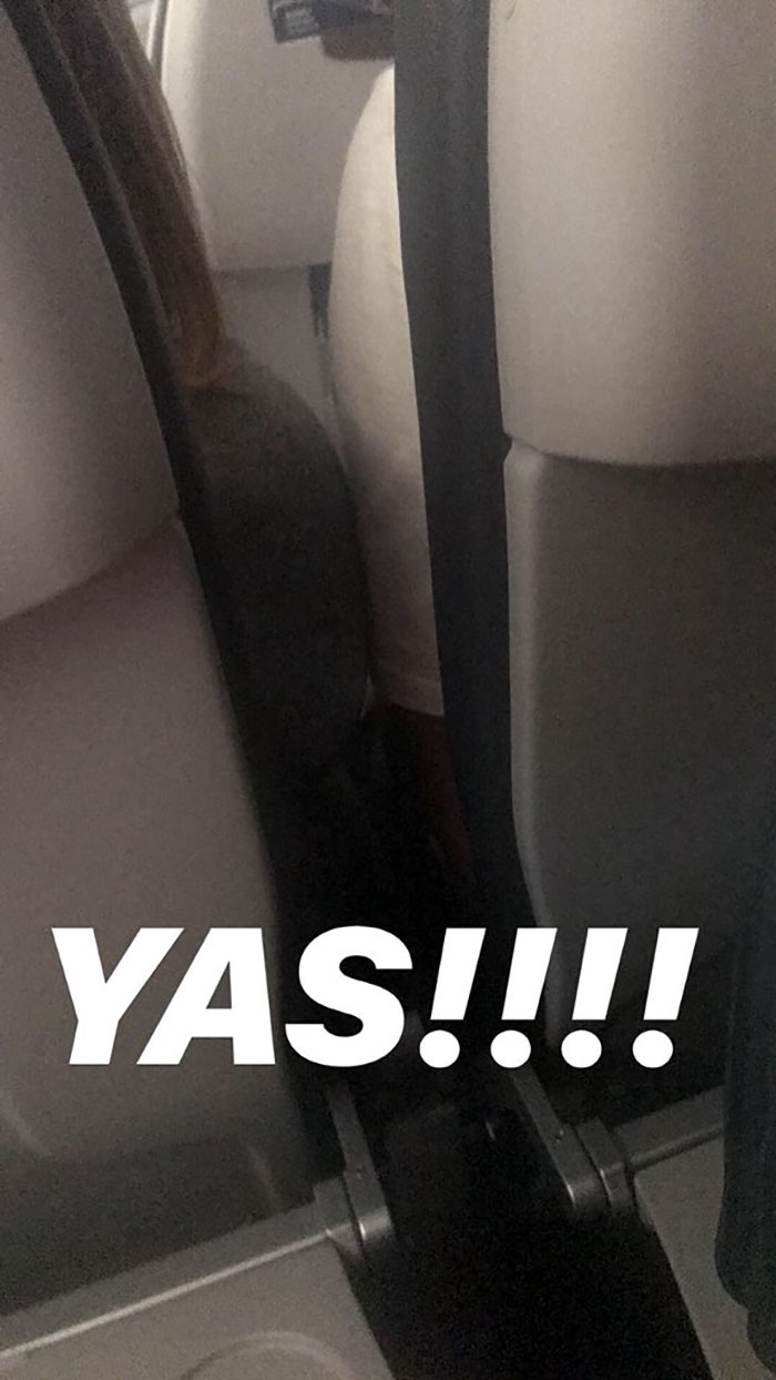 Woman Switches Plane Seats With A Stranger, Live-Tweets New Seat Mates Flirting