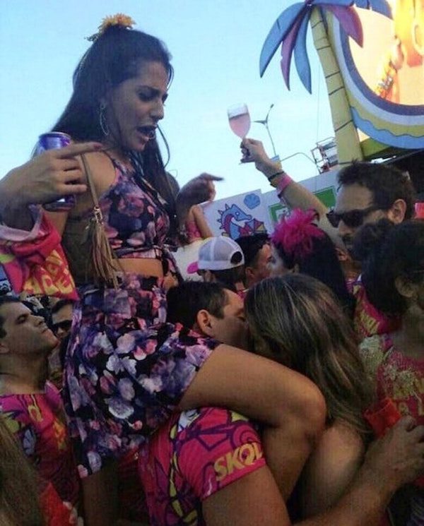perfectly timed photos - you drink so much you forget your girlfriend is on your shoulders